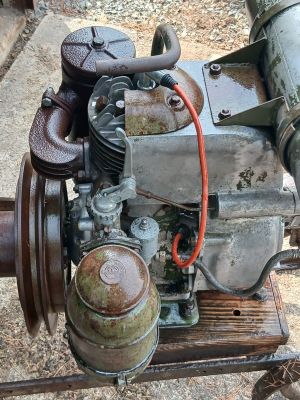 a small engine that is sitting on a wooden stand