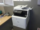une imprimante posée sur un bureau dans un bureau