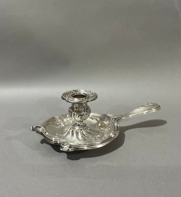 un bougeoir ancien plaqué argent sur fond gris