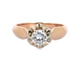 un gros plan d'une bague avec un diamant au centre
