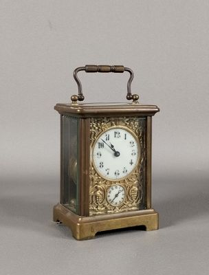une petite horloge posée sur une table