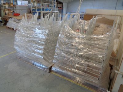 de nombreux sacs en plastique posés sur une palette dans un entrepôt