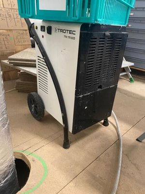 une machine posée sur un chariot dans un entrepôt