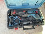 une boîte à outils contenant des outils, posée sur le sol