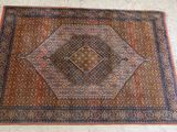 un tapis posé au sol, orné d'un motif carré