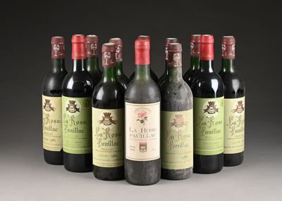 plusieurs bouteilles de vin sont alignées dans une rangée