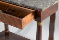 Console rectangulaire en placage d'acajou ouvrant par un tir… (photo 3)