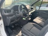 l'intérieur d'une voiture avec un volant et un tableau de bord