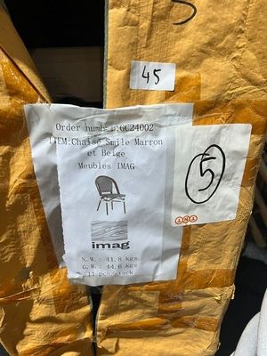 une boîte en carton sur laquelle est représentée une chaise