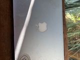 un ordinateur portable Apple blanc posé sur une table en bois