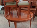 de nombreuses chaises posées sur une table dans une pièce