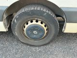 un pneu crevé sur le côté d'un bus