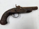 un vieux fusil posé sur une table