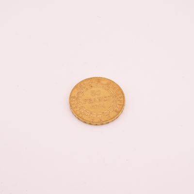une pièce d'or sur une surface blanche avec un fond blanc