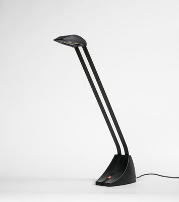 l'image d'une lampe posée sur une table