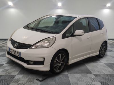 La Honda Fit blanche est garée dans le garage