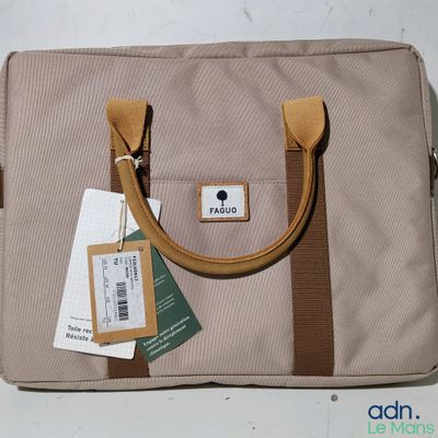 un sac muni d'une étiquette, posé sur une table