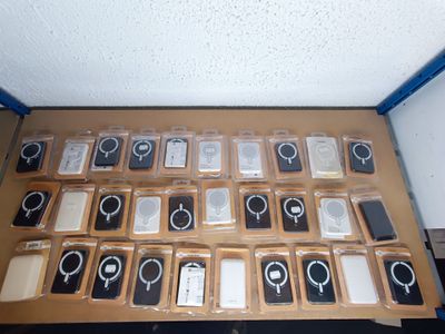 beaucoup de téléphones portables qui se trouvent dans la boîte