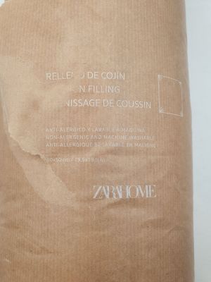 emballage d'un sac en papier brun muni d'une étiquette sur le côté