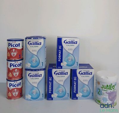 plusieurs boîtes de conserve posées les unes à côté des autres sur une table
