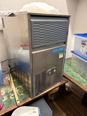 une photo d'une petite machine à glaçons dans une pièce