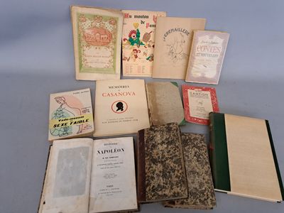 plusieurs vieux livres posés sur une table les uns à côté des autres