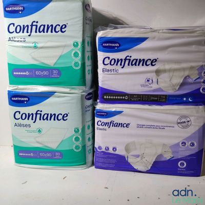 trois paquets de serviettes hygiéniques sont empilés les uns sur les autres