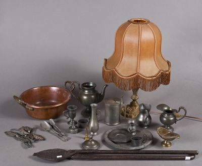 une table sur laquelle se trouvent une lampe, une théière, des cuillères et d'autres objets