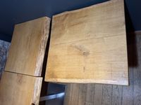 Lot de trois tables de salle à manger à épais plateaux en ch… (photo 3)