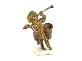 figurine en laiton représentant un Cupidon jouant de la trompette, posée sur un socle en marbre