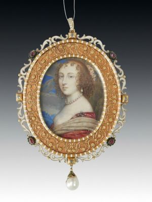 une image représentant une femme portant un collier de perles