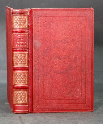 un livre rouge à reliure dorée et à couverture rouge