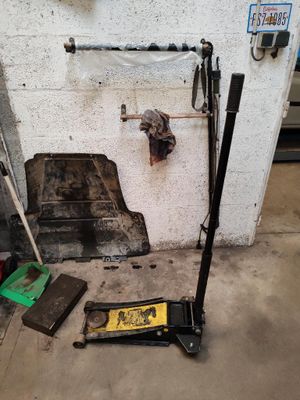 une image d'un garage avec des outils et des outils sur le sol