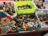 une table sur laquelle sont posés de nombreux jouets