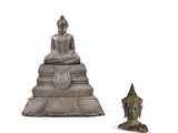 statue d'une personne assise sur un rocher à côté d'une statue de Bouddha