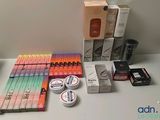un grand nombre d'objets différents posés sur une table