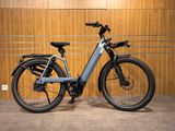 un vélo électrique bleu garé dans un garage