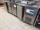une cuisine équipée de nombreux appareils électroménagers en inox