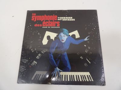 un gros plan sur la pochette d'un CD représentant une personne assise au piano