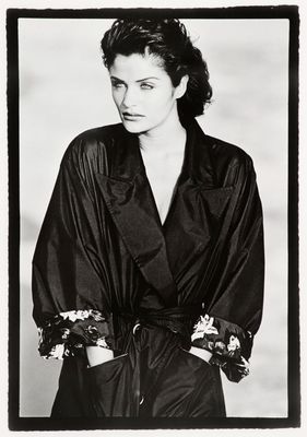 une vieille photo en noir et blanc d'une femme en peignoir
