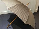 un parapluie posé par terre dans la pièce