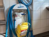 un tuyau bleu fixé au mur d'une cuisine