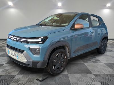 une voiture bleue est garée dans une pièce au sol à carreaux