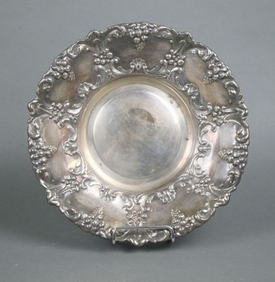 Coupe de forme circulaire en métal argenté à riche décor cis…
