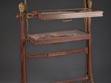 une étagère ancienne en bois comportant trois tablettes