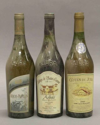 trois bouteilles de vin posées l'une à côté de l'autre sur une table