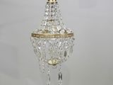 un gros plan d'un lustre en cristal suspendu au plafond