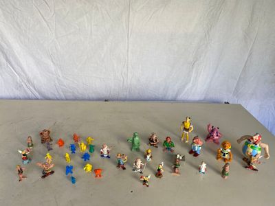 tout un tas de figurines posées sur une table
