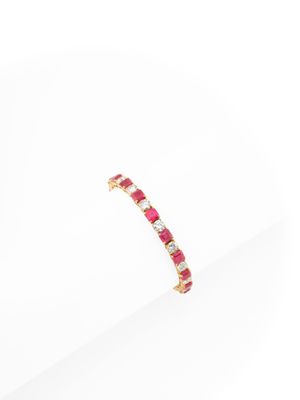 un gros plan d'un bracelet en diamants roses et blancs posé sur une surface blanche