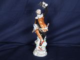une figurine représentant un homme assis sur une table